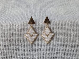 Oorstekers (goud) parelmoer-wit