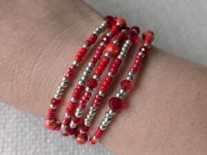 Armband met een twist rood-zilver