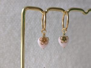 Oorbellen met hangers 'model bloem/roze hart' (goud)