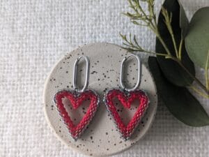 Oorbellen rood geweven hart (zilver)