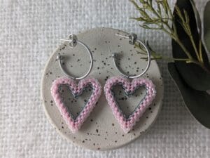 Oorbellen pastel roze geweven hart (zilver)