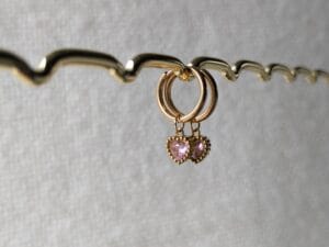 Oorbellen met hartjes hanger 'model roze hart' (goud)